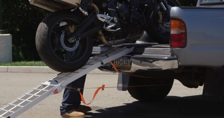 Types of Rigs for Towing Motorcycles on Trucks